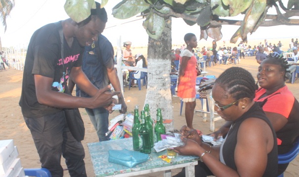 CONDOMIZE PLAGE 2018 : Distribution gratuite des préservatifs masculins et féminins dans les coins chauds de la plage de Lomé.